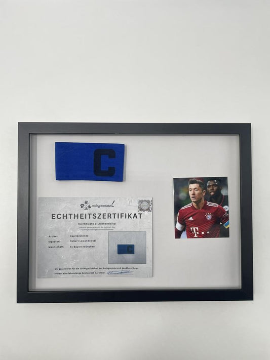 Kapitänsbinde Robert Lewandowski signiert im Rahmen FC Bayern München Fußball Autogramm