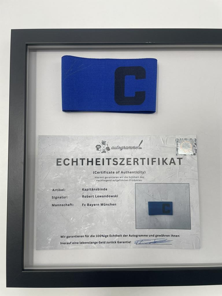 Kapitänsbinde Robert Lewandowski signiert im Rahmen FC Bayern München Fußball Autogramm