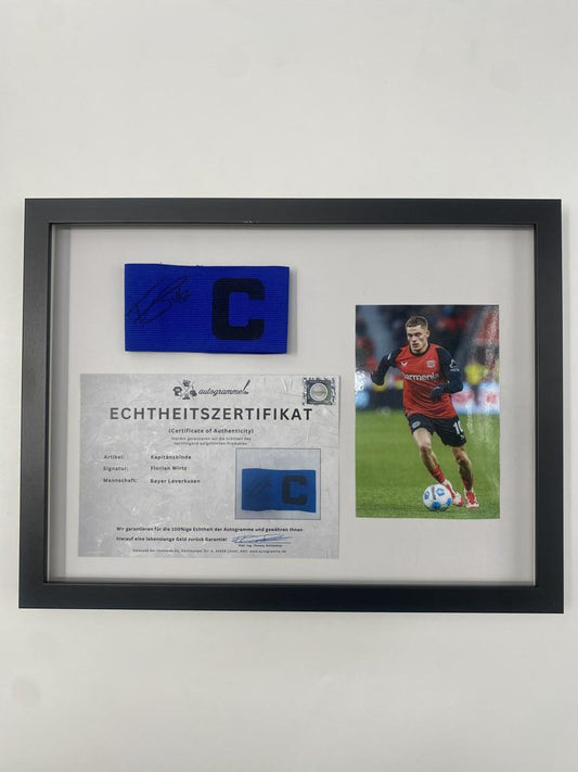 Kapitänsbinde Florian Wirtz signiert im Rahmen Bayer Leverkusen Autogramm