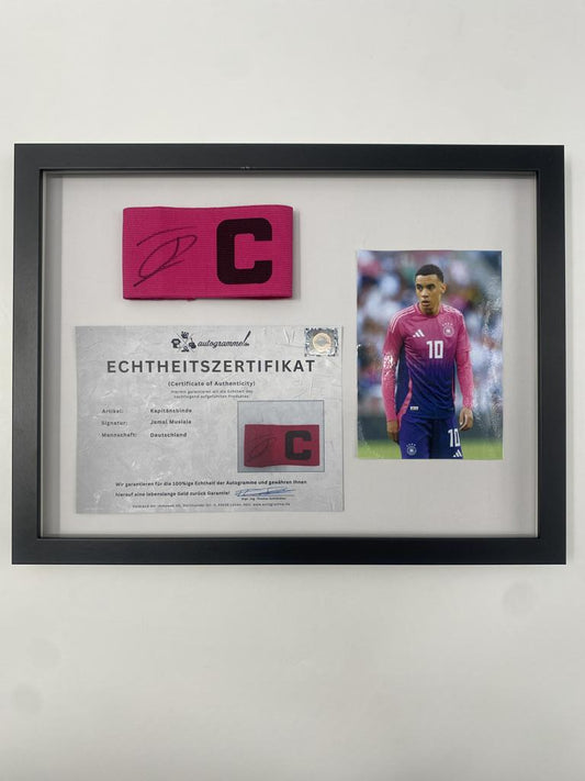 Kapitänsbinde Jamal Musiala signiert im Rahmen Deutschland Autogramm