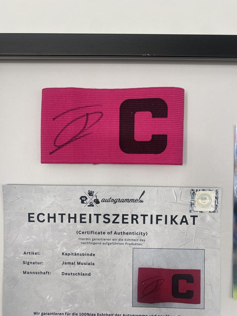 Kapitänsbinde Jamal Musiala signiert im Rahmen Deutschland Autogramm