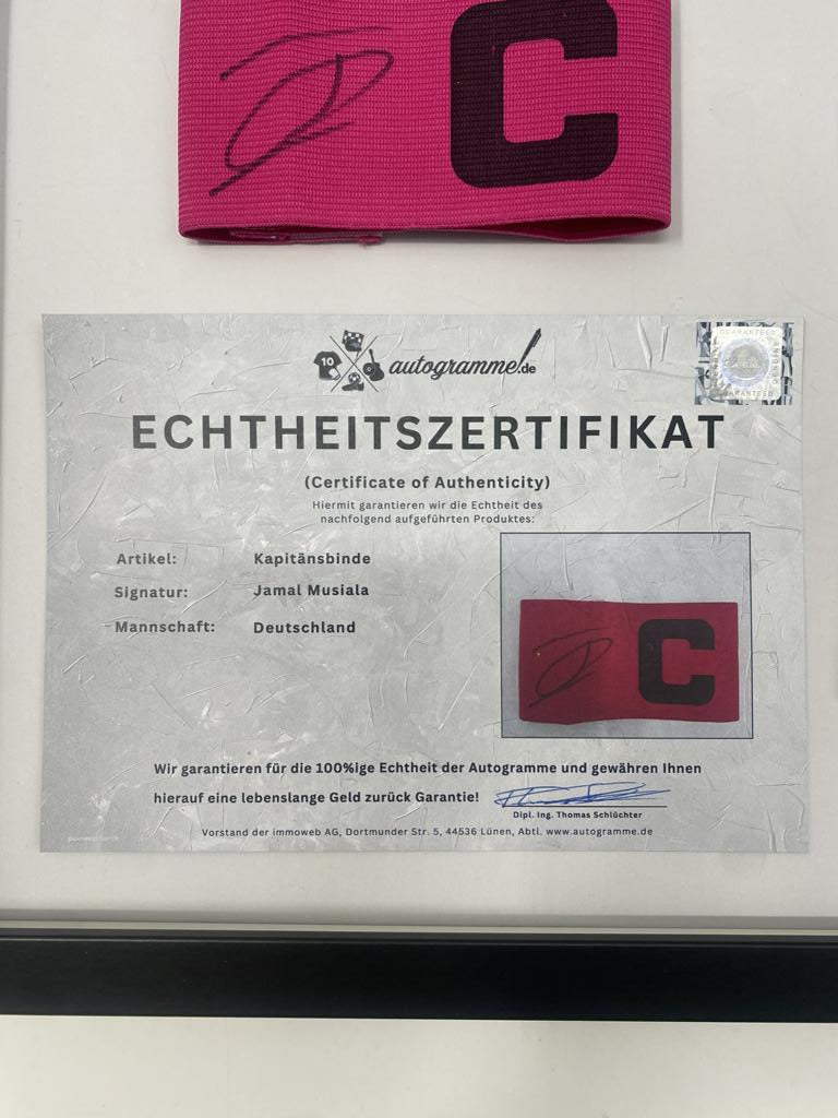 Kapitänsbinde Jamal Musiala signiert im Rahmen Deutschland Autogramm