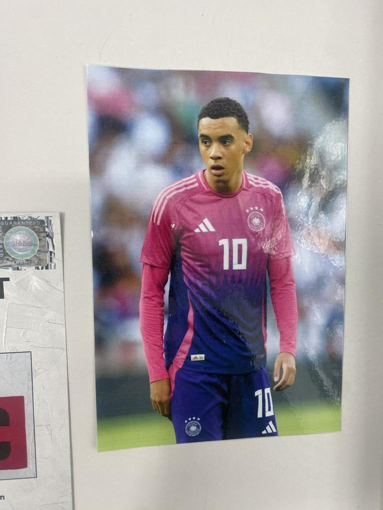 Kapitänsbinde Jamal Musiala signiert im Rahmen Deutschland Autogramm