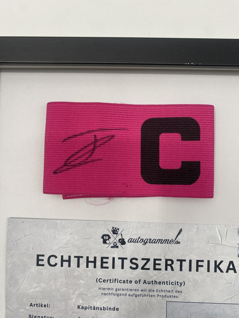 Kapitänsbinde Jamal Musiala signiert im Rahmen Deutschland Autogramm