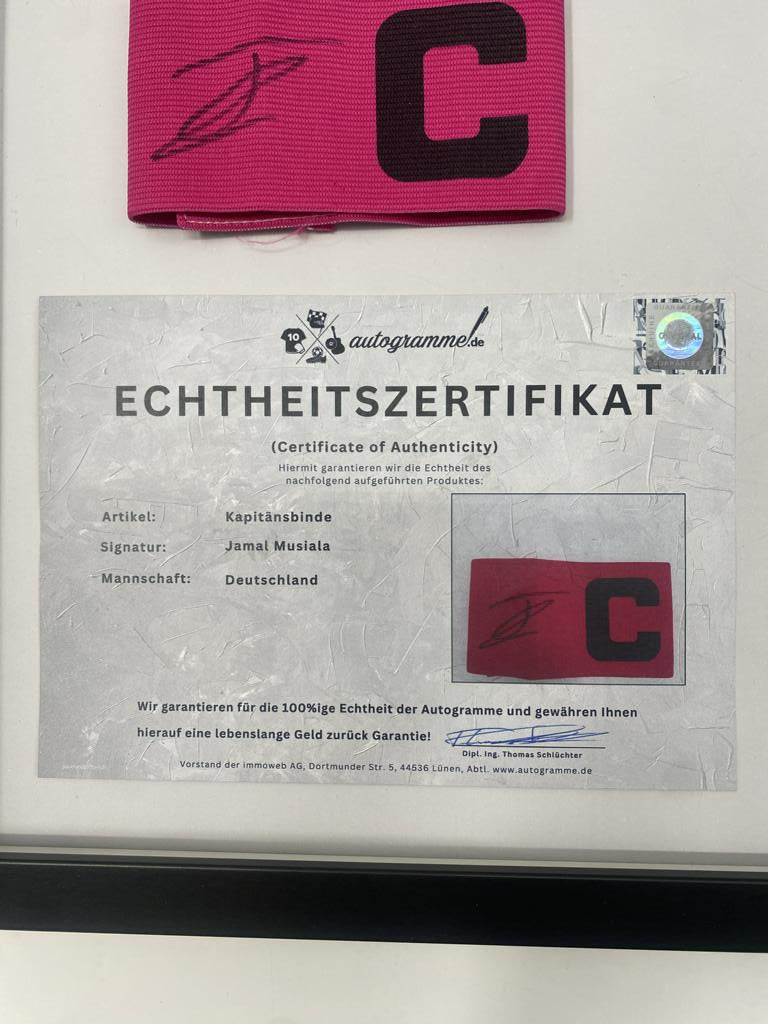 Kapitänsbinde Jamal Musiala signiert im Rahmen Deutschland Autogramm