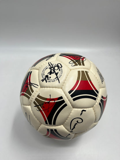 Fußball Teamsigniert WM 1990 in Vitrine DFB Unterschrift Autogramm Adidas Ball