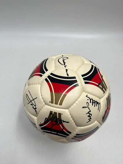 Fußball Teamsigniert WM 1990 in Vitrine DFB Unterschrift Autogramm Adidas Ball