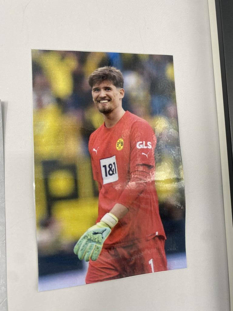 Kapitänsbinde Gregor Kobel signiert im Rahmen Borussia Dortmund Autogramm COA
