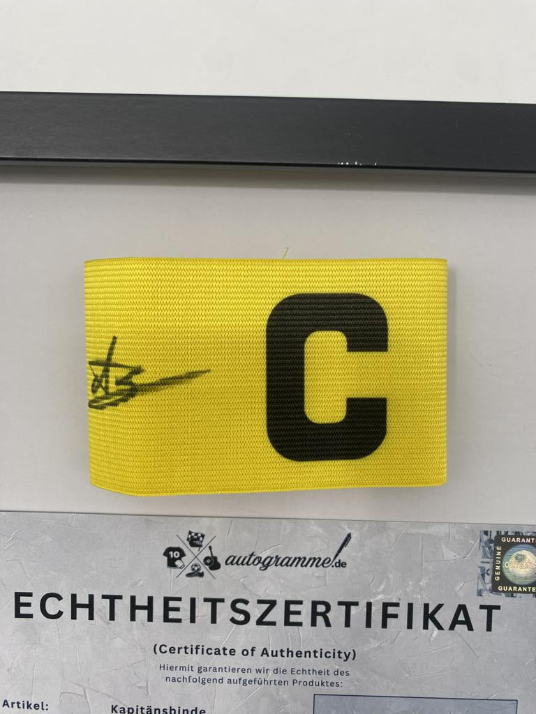Kapitänsbinde Wolfgang "Teddy" de Beer signiert im Rahmen Borussia Dortmund COA