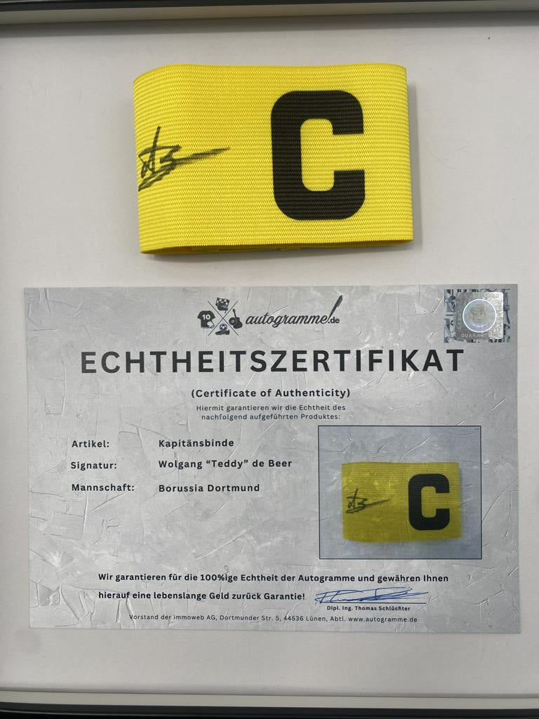 Kapitänsbinde Wolfgang "Teddy" de Beer signiert im Rahmen Borussia Dortmund COA