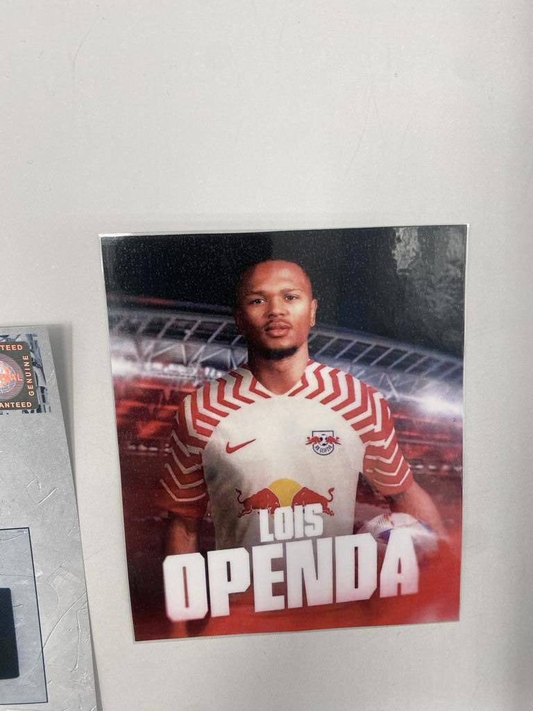 Kapitänsbinde Lois Openda signiert im Rahmen RB Leipzig Autogramm