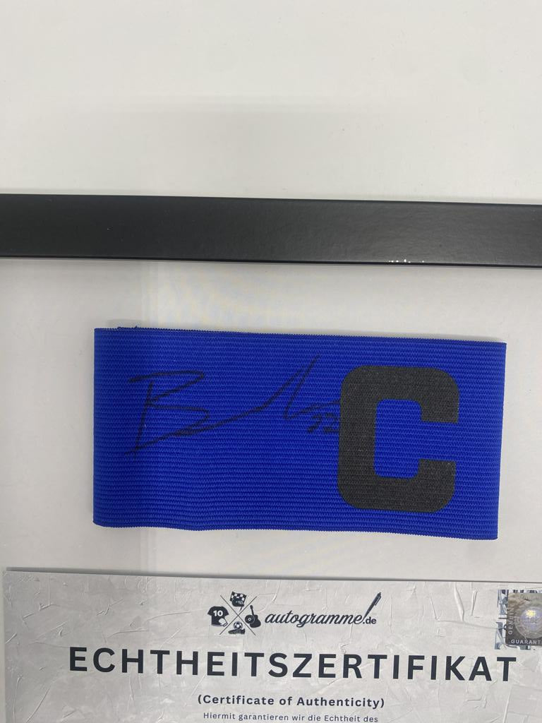 Kapitänsbinde Victor Boniface signiert im Rahmen Bayer Leverkusen Autogramm