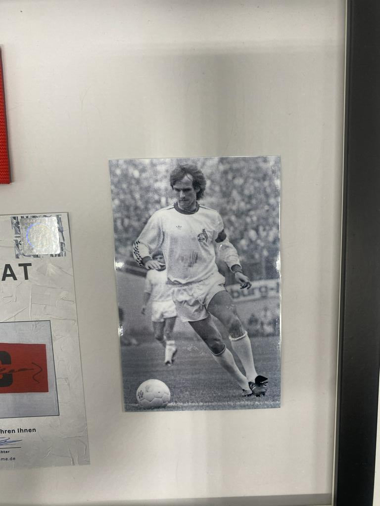 Kapitänsbinde Wolfgang Overath signiert im Rahmen 1. FC Köln Autogramm COA
