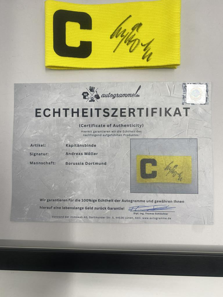 Kapitänsbinde Andreas Möller signiert im Rahmen BVB Autogramm COA