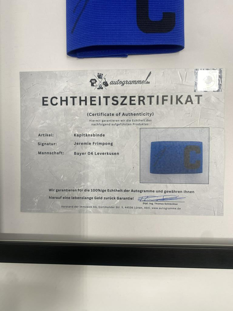 Kapitänsbinde Jeremie Frimpong signiert im Rahmen Bayer 04 Leverkusen Autogramm