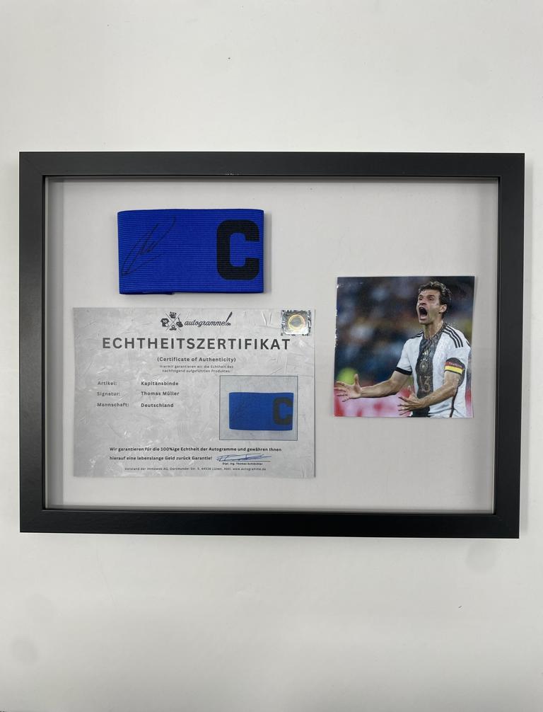 Kapitänsbinde Thomas Müller signiert im Rahmen Deutschland Autogramm