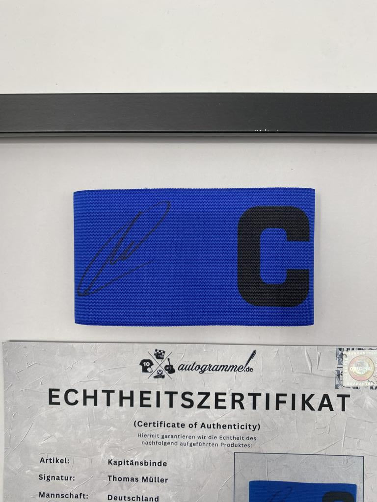 Kapitänsbinde Thomas Müller signiert im Rahmen Deutschland Autogramm