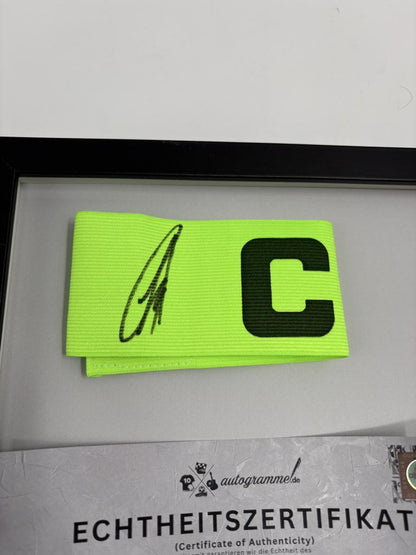 Kapitänsbinde Karim Adeyemi signiert im Rahmen Borussia Dortmund Autogramm COA