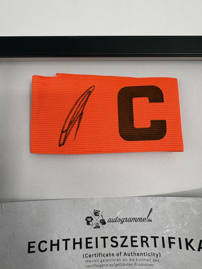 Kapitänsbinde Karim Adeyemi signiert im Rahmen Borussia Dortmund Autogramm COA
