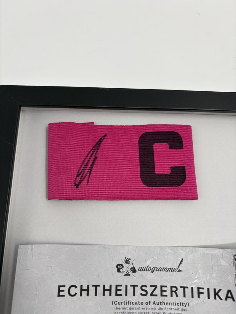 Kapitänsbinde Karim Adeyemi signiert im Rahmen Borussia Dortmund Autogramm COA