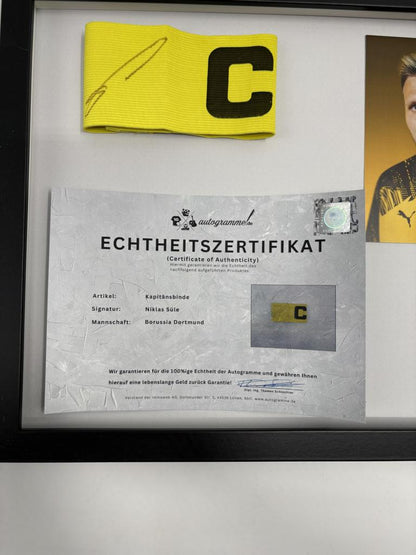 Kapitänsbinde Niklas Süle signiert im Rahmen Borussia Dortmund COA Fußball