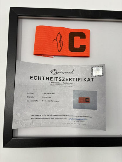 Kapitänsbinde Emre Can signiert im Rahmen Borussia Dortmund COA