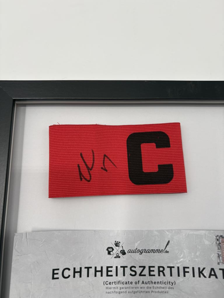 Kapitänsbinde Carney Chukwuemeka signiert im Rahmen Borussia Dortmund Autogramm