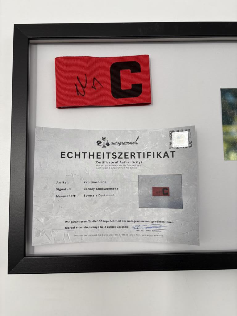 Kapitänsbinde Carney Chukwuemeka signiert im Rahmen Borussia Dortmund Autogramm