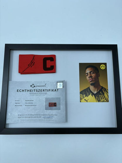 Kapitänsbinde Felix Nmecha signiert im Rahmen Borussia Dortmund COA