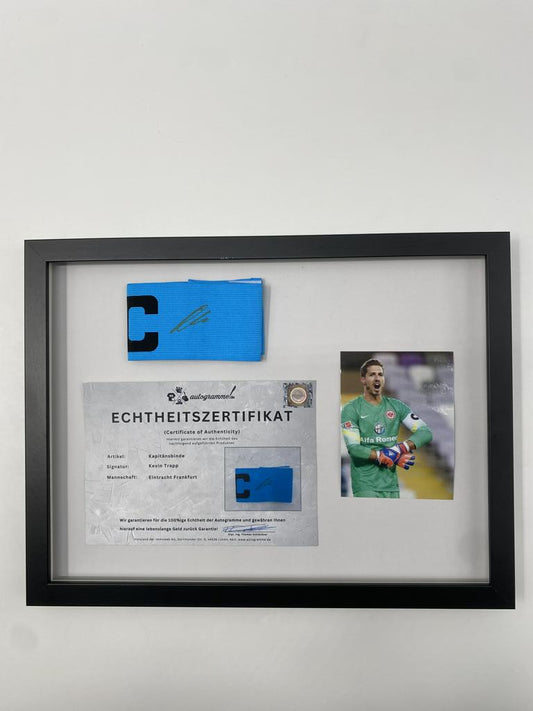 Kapitänsbinde Kevin Trapp signiert im Rahmen Eintracht Frankfurt Autogramm COA