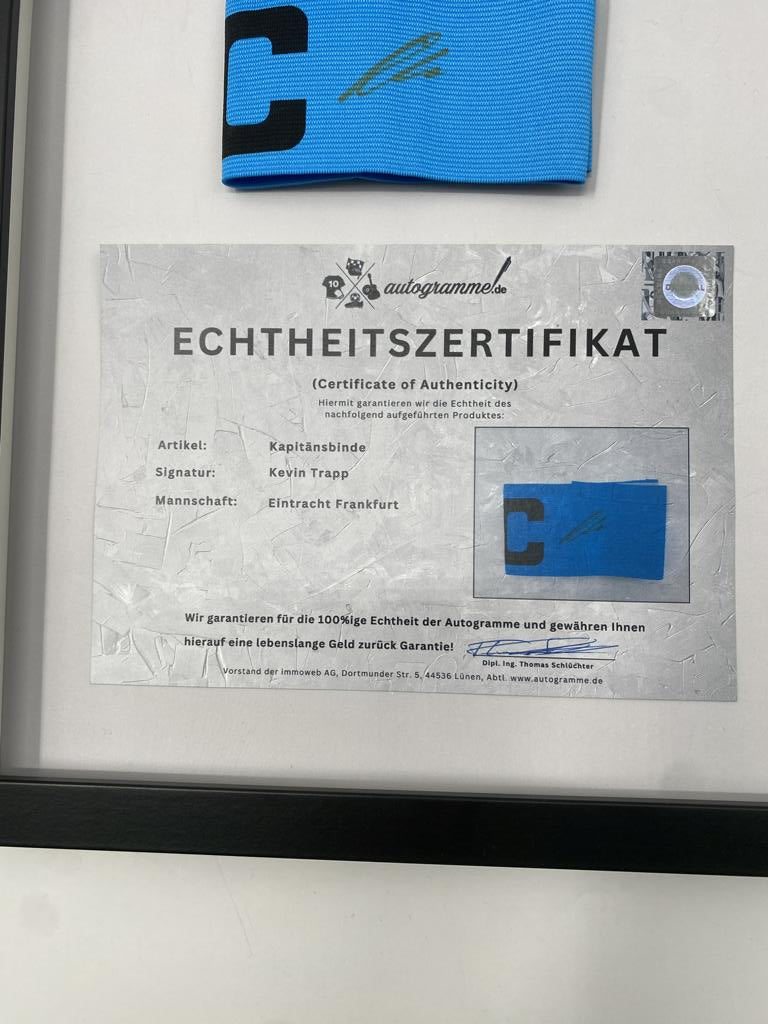 Kapitänsbinde Kevin Trapp signiert im Rahmen Eintracht Frankfurt Autogramm COA