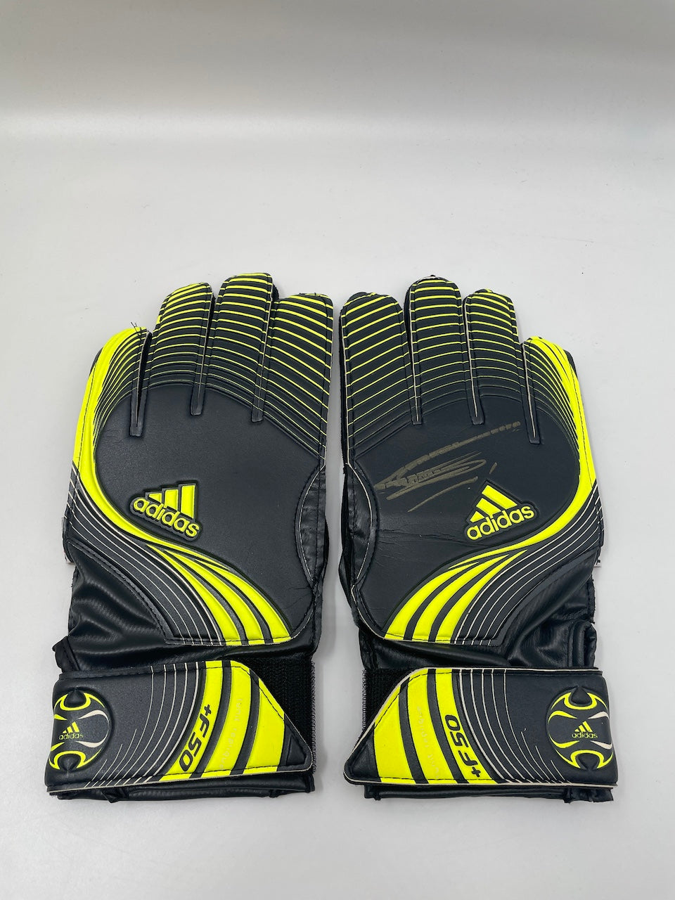 Goalkeeper glove Koen Casteels signed autograph Wolfsburg Coa