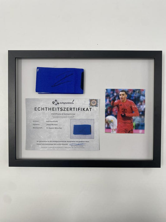 Kapitänsbinde Jamal Musiala signiert im Rahmen Bayern München Fußball Autogramm
