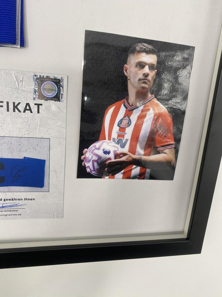 Kapitänsbinde Granit Xhaka signiert im Rahmen AFC Sunderland Autogramm