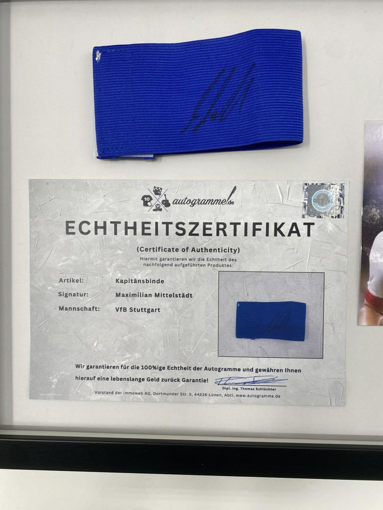 Kapitänsbinde Maximilian Mittelstädt signiert im Rahmen VFB Stuttgart Autogramm COA