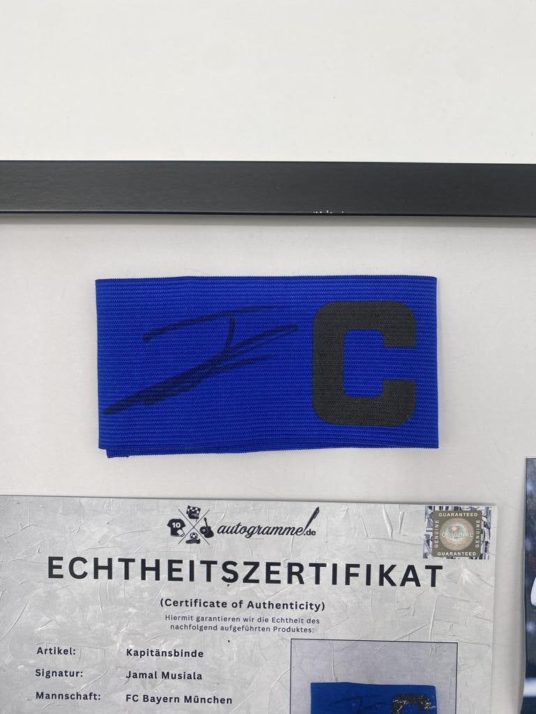 Kapitänsbinde Jamal Musiala signiert im Rahmen Bayern München Autogramm