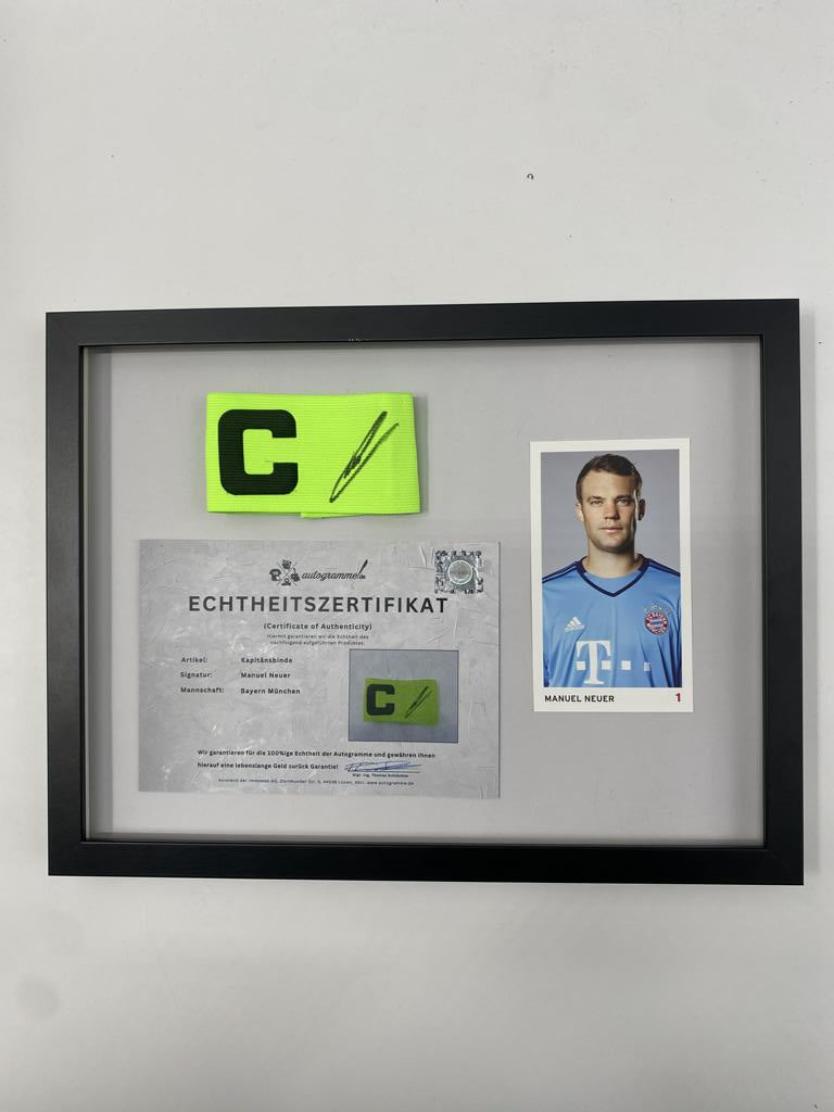 Kapitänsbinde Manuel Neuer signiert im Rahmen Bayern München Fußball Autogramm