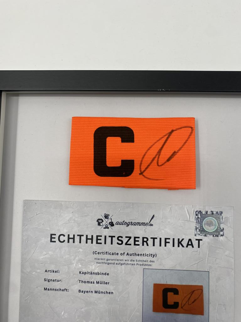 Captain's armband signed by Thomas Müller in a Bayern Munich autograph COA frame