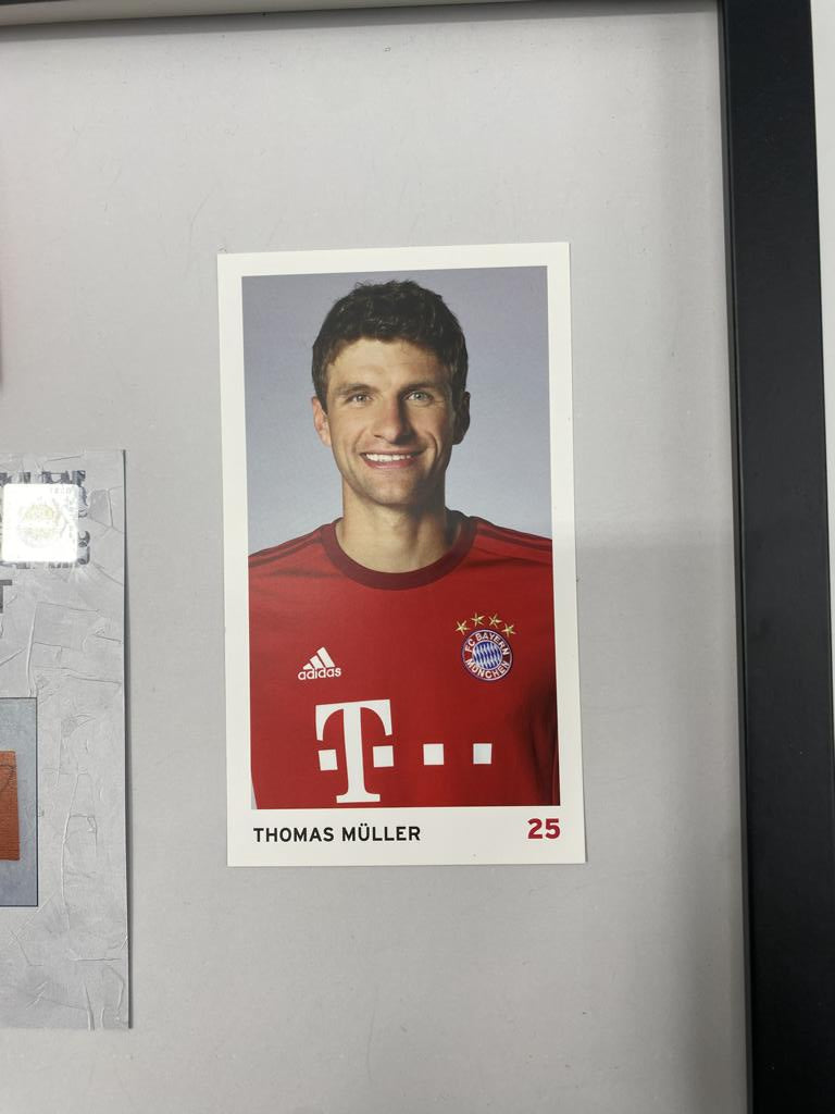 Captain's armband signed by Thomas Müller in a Bayern Munich autograph COA frame