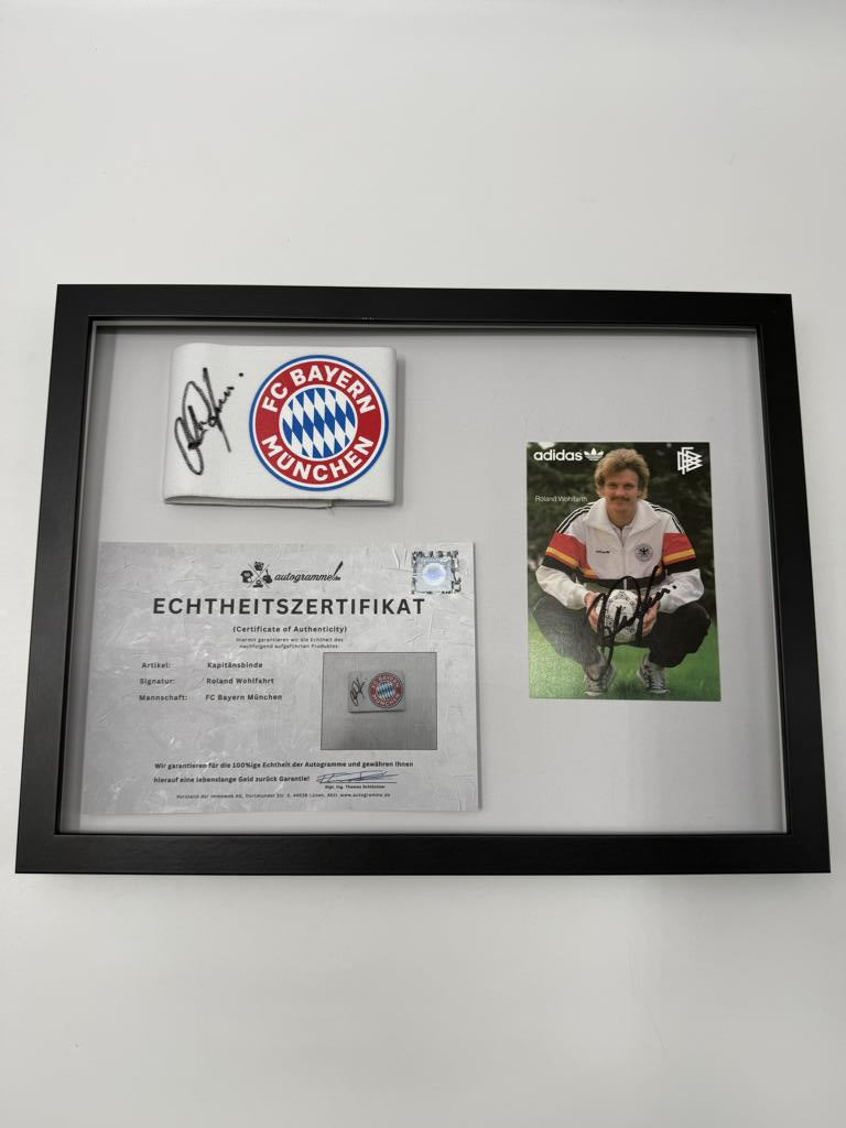 Kapitänsbinde Roland Wohlfahrt signiert im Rahmen Bayern München Fußball Autogramm