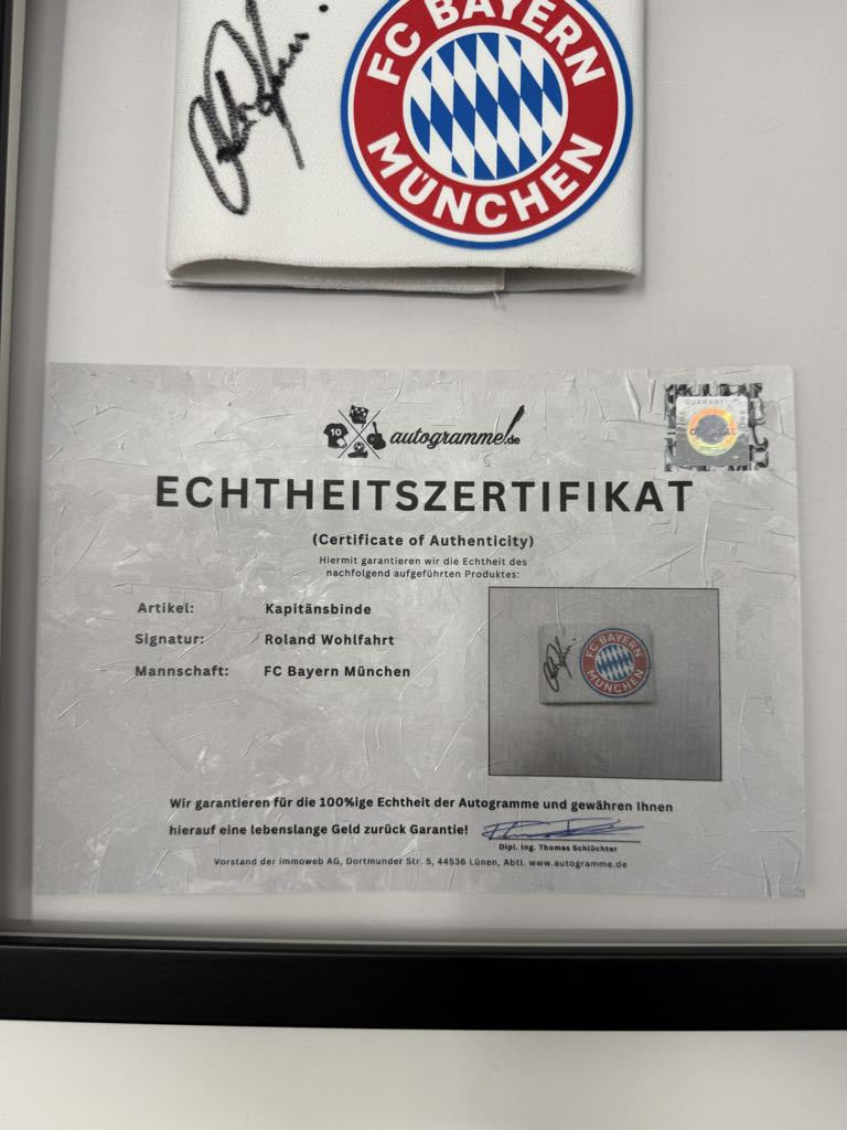 Kapitänsbinde Roland Wohlfahrt signiert im Rahmen Bayern München Fußball Autogramm