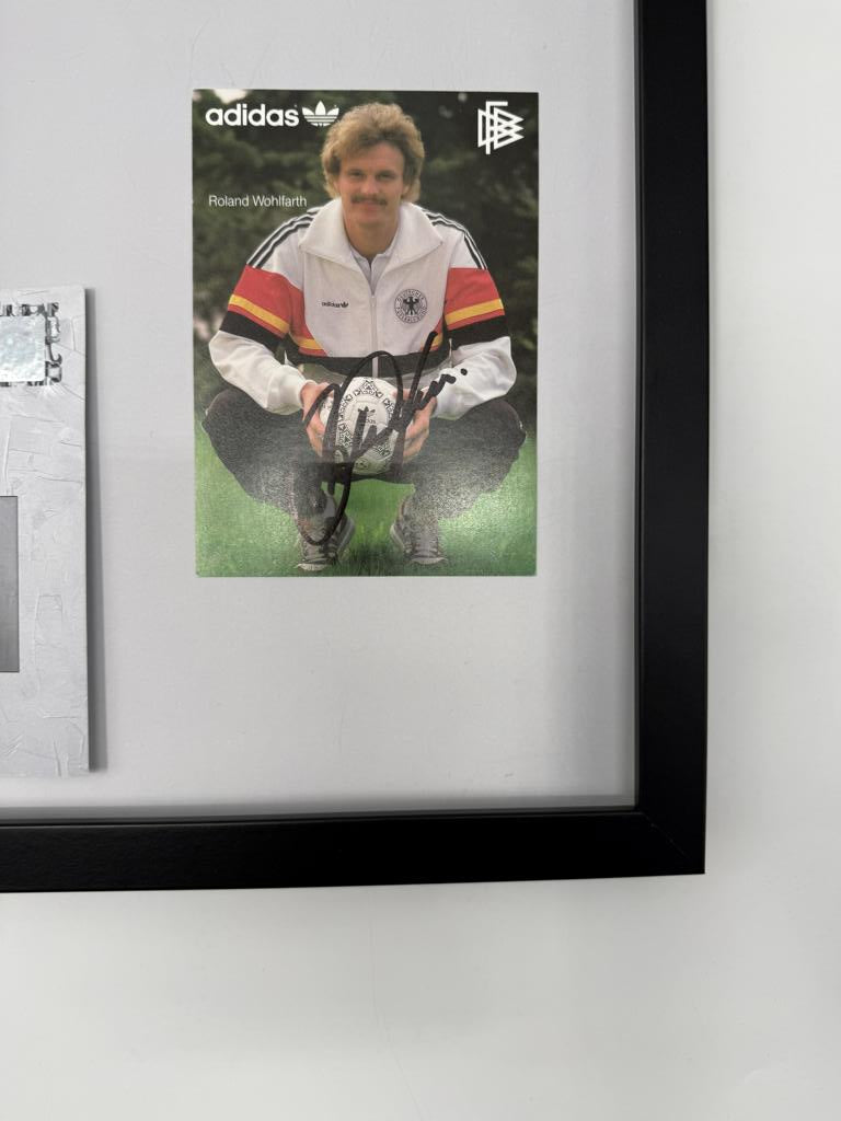 Kapitänsbinde Roland Wohlfahrt signiert im Rahmen Bayern München Fußball Autogramm