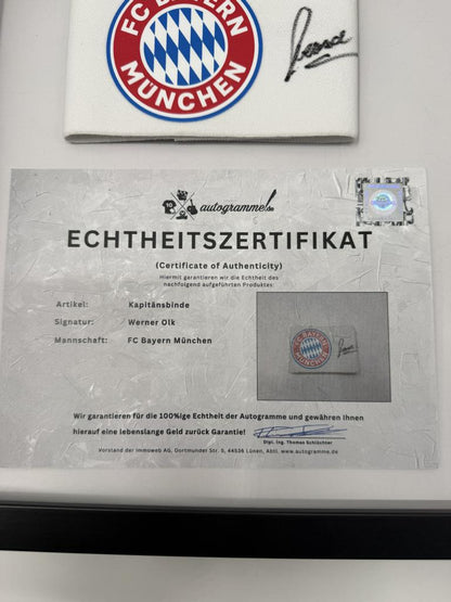 Kapitänsbinde Werner Olk signiert im Rahmen Bayern München Autogramm