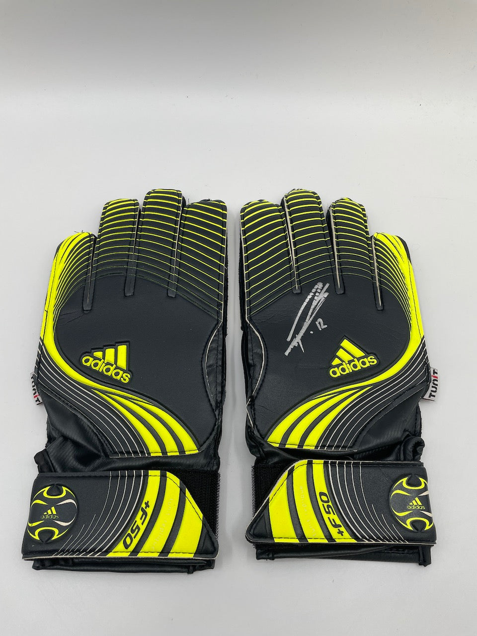 Goalkeeper glove Pavao Pervan signed autograph Wolfsburg Coa