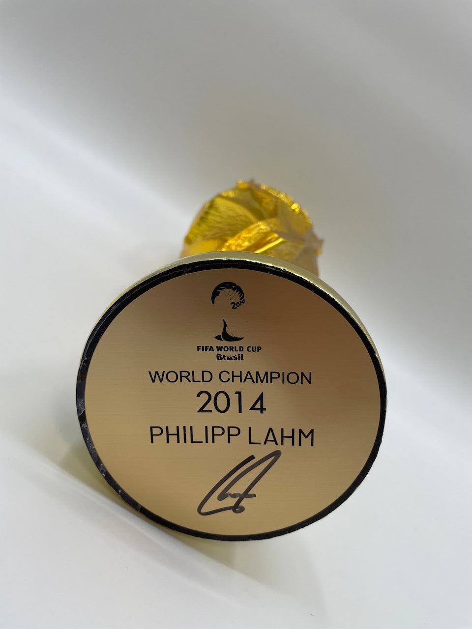 REPRO WM 2014 Pokal Philipp Lahm signiert Autogramm neu