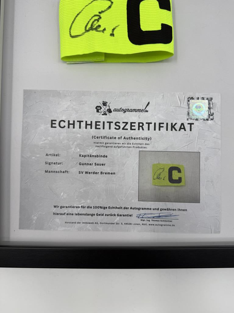 Kapitänsbinde Gunnar Sauer signiert im Rahmen Werder Bremen COA Fußball