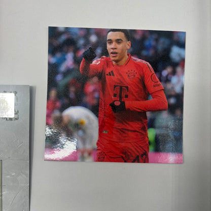 Kapitänsbinde Jamal Musiala signiert im Rahmen Bayern München pink