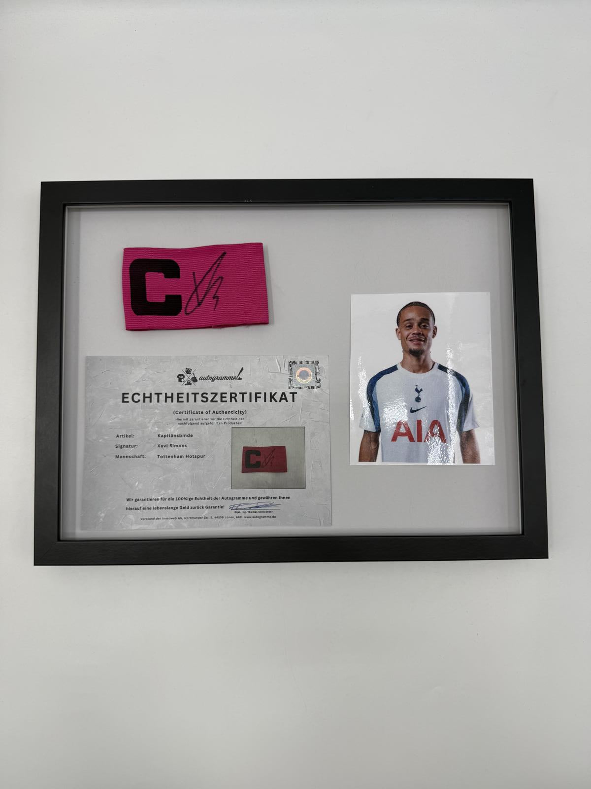 Kapitänsbinde Xavi Simons signiert im Rahmen Tottenham Hotspur