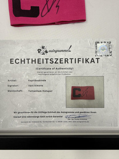 Kapitänsbinde Xavi Simons signiert im Rahmen Tottenham Hotspur