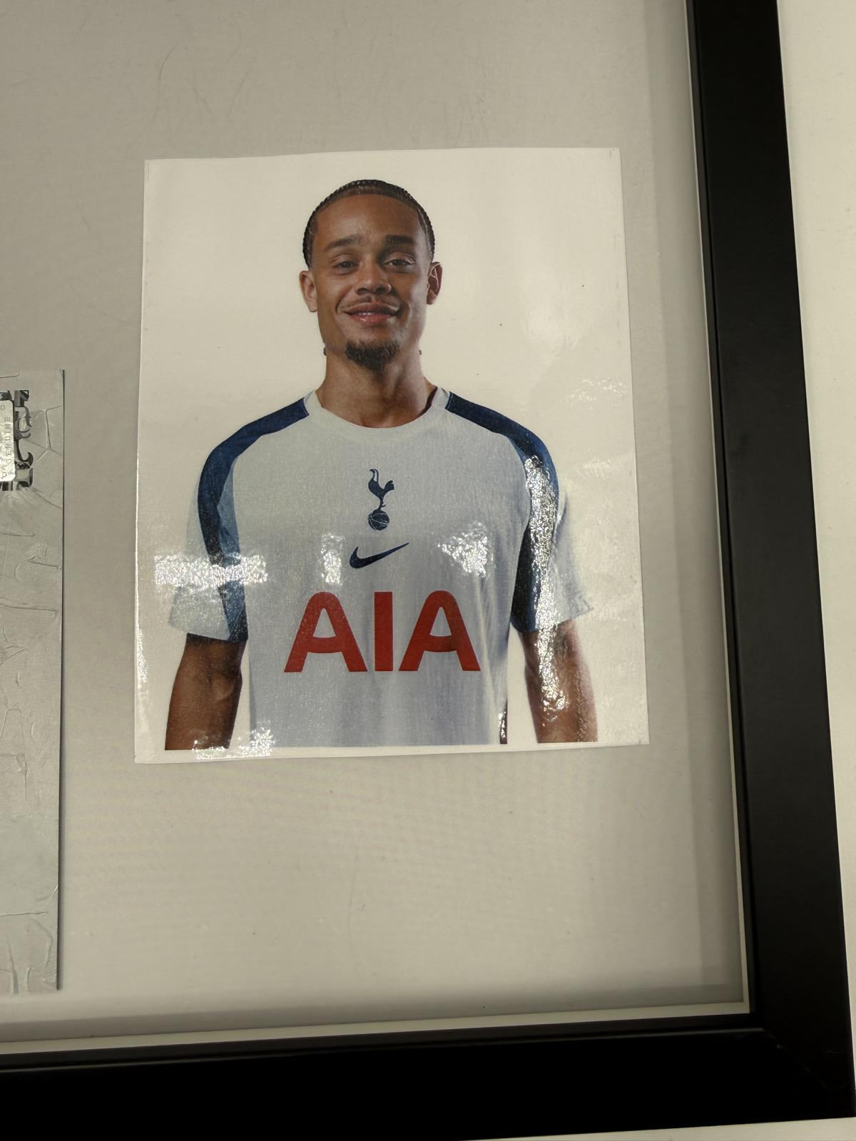 Kapitänsbinde Xavi Simons signiert im Rahmen Tottenham Hotspur